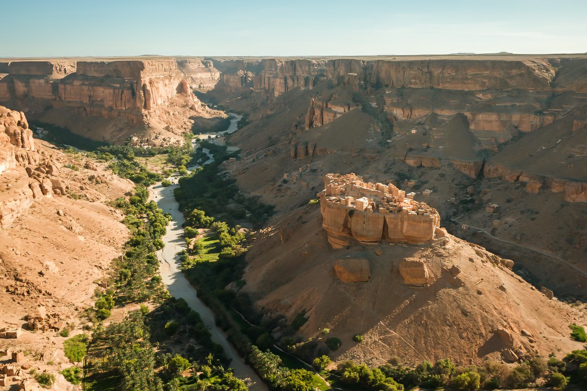 Haid al-Jazil village on its rock outcrop, Wadi Doan